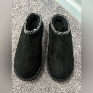 Womens Black Slippers. Size 8.